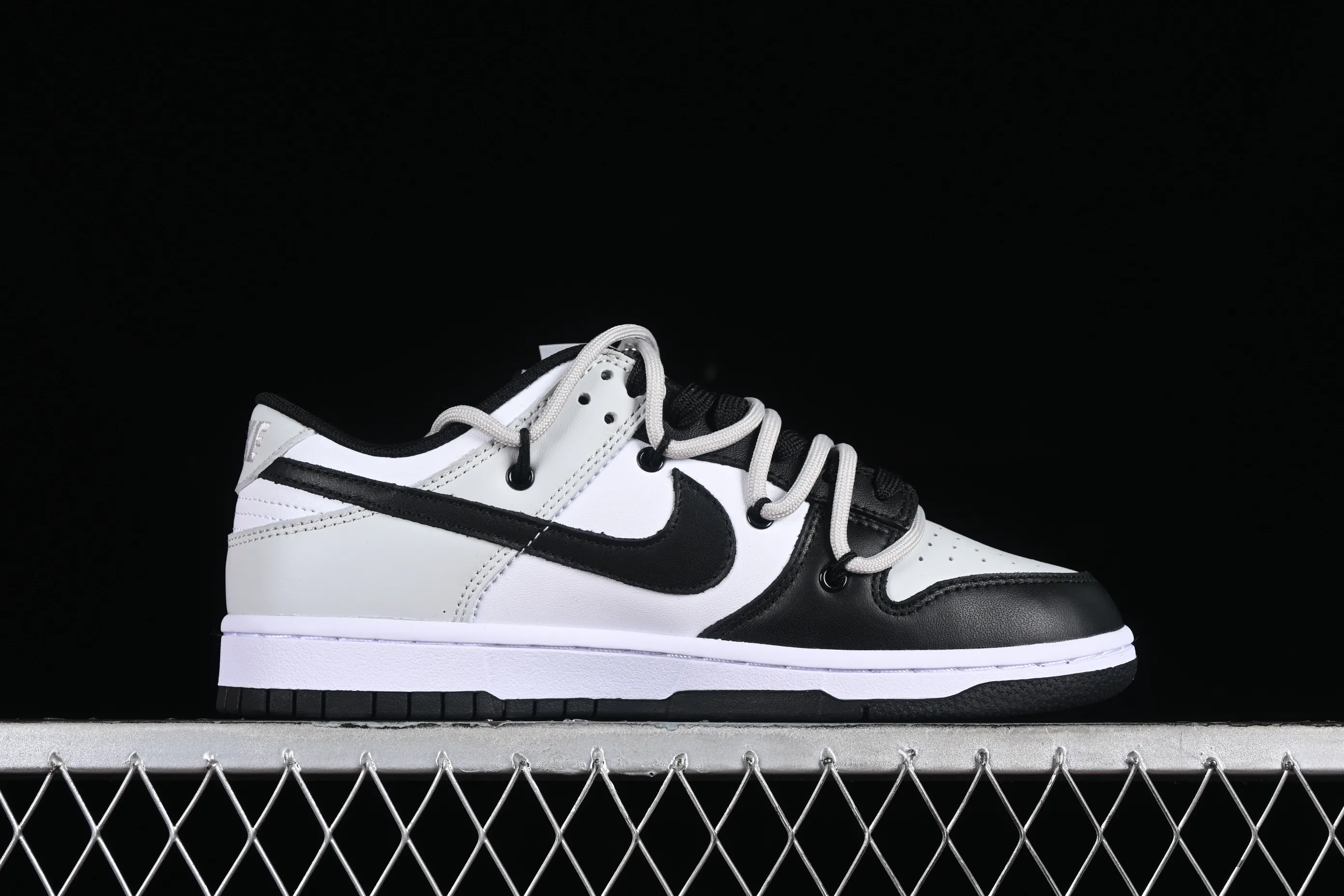 All categories Nk SB Dunk series Nk SB Dunk Low Low-top sneakers Nk Dunk Low Letter Panda Black and gray high street deconstruction SB strap low-top casual sneakers CW1590-100